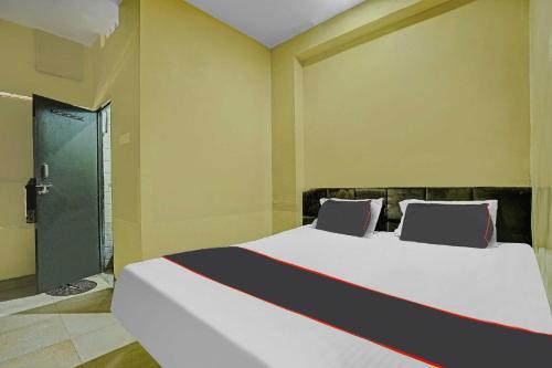 een slaapkamer met een groot wit bed met 2 kussens bij Collection O Hotel Ns Sheetal in Raipur