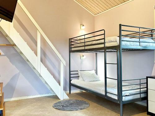 ボリホルムにあるHoliday Home Målaretorpsvägenの二段ベッド2組と階段が備わる客室です。