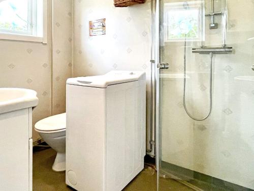 ボリホルムにあるHoliday Home Målaretorpsvägenの白いバスルーム(シャワー、トイレ付)