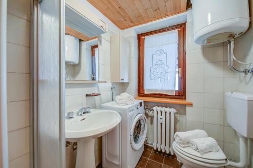 Ένα μπάνιο στο Appartamento Rochebrune 200m from Ski - Happy Rentals