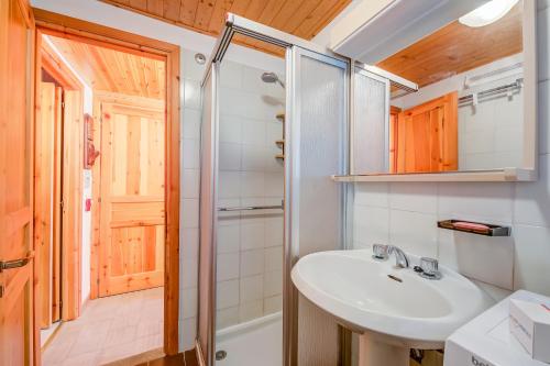 a bathroom with a sink and a shower at Appartamento Rochebrune 200m from Ski - Happy Rentals in Claviere