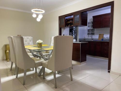 cocina y comedor con mesa y sillas en Apartamento Amplio en Residencial de 2 Habitaciones, en Mendoza