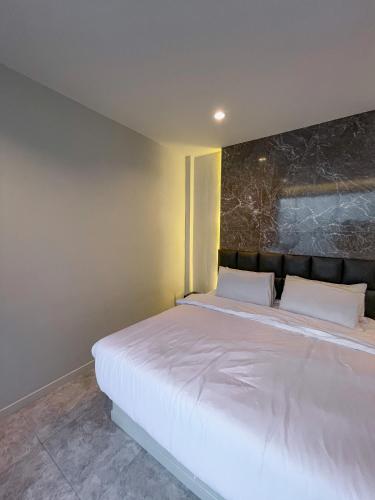 a bedroom with a large bed with white sheets at KVILLA in Ban Khlong Bang Chak