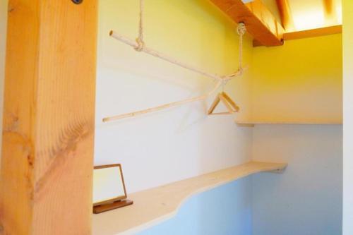 ソウルにあるNagNe House Boutique Hanokの木製の棚付きのスイミングプールが備わる客室です。