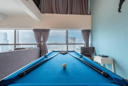 una mesa de billar en la sala de estar con vistas en City View/PoolTable/Netflix/Darts/PinnaclePJ, en Petaling Jaya