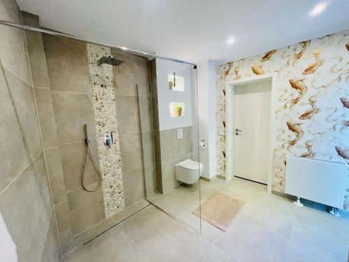 ein Bad mit einer Dusche und einer ebenerdigen Dusche in der Unterkunft Der Vitihof Pastoren Suite in Osnabrück