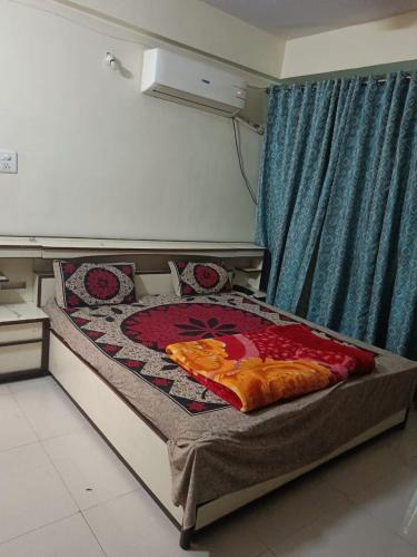 印多爾的住宿－Hotel Mahati，蓝色窗帘的房间的一张床位