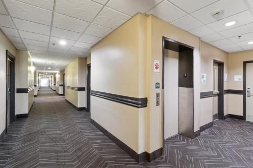 a corridor of an office building with a hallway at Holiday Inn Hotel & Suites Slidell by IHG in Slidell