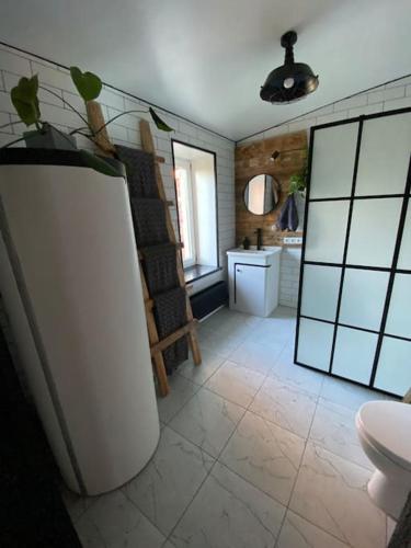 Vannituba majutusasutuses Greenspot - Loft with 2 bedrooms and free parking