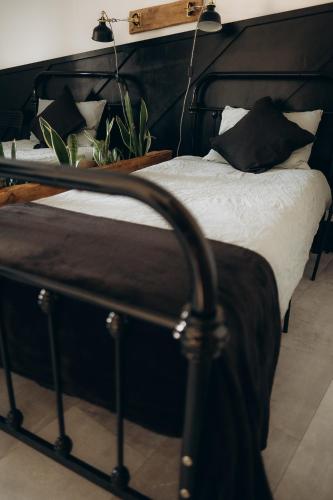 Voodi või voodid majutusasutuse Greenspot - Loft with 2 bedrooms and free parking toas