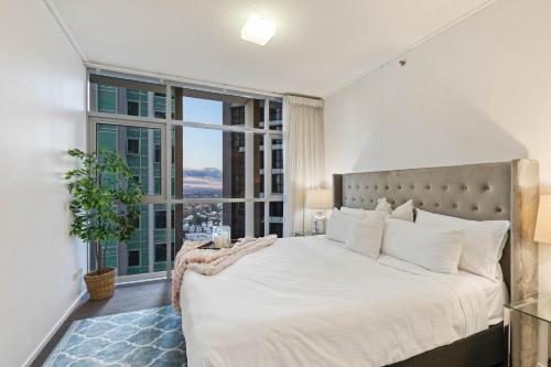 a bedroom with a large bed and a window at AAB Apartments Skyline in Brisbane