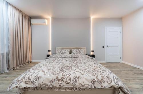 キーウにあるAparts Lesi Ukrainki 24のベッドルーム1室(白い掛け布団付きのベッド1台付)