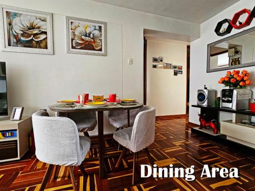 un salon avec une table et des chaises de salle à manger dans l'établissement Puma Wasi, céntrico, acogedor, bien iluminado, à Cusco