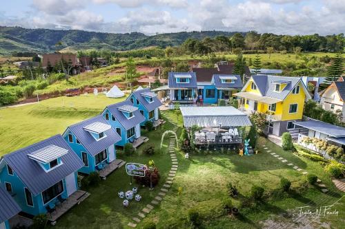 una vista aerea di una casa con case blu e gialle di โซพราว เขาค้อ So Proud Khaokho a Ban Non Na Yao