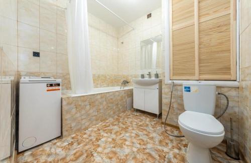 キーウにあるAparts Lesi Ukrainki 24のバスルーム(トイレ、洗面台、バスタブ付)
