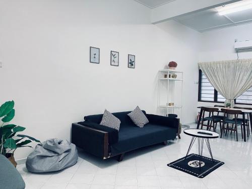 Гостиная зона в Comfort Semi D House, 1 min to Town by Mr Homestay