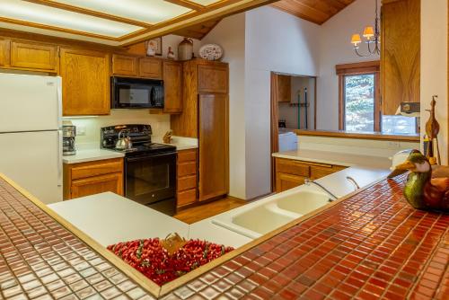 Kjøkken eller kjøkkenkrok på Sunburst Condo 2779 - Room for Up To 10 Guests and Elkhorn Resort Amenities