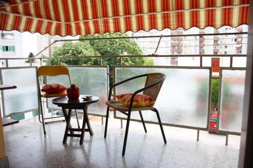 2 sillas y una mesa en el balcón en Apartment Sendy, en Zadar