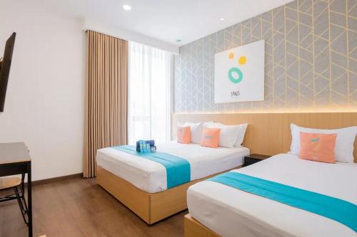 Tempat tidur dalam kamar di Sans Hotel Box Mansion Surabaya by RedDoorz