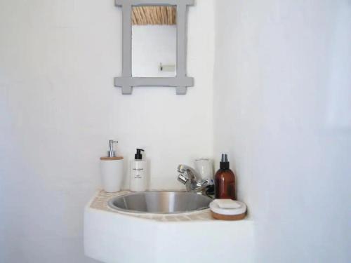 lavabo en una pared blanca con estante en Karoo Feels en Prince Albert