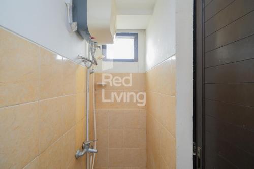 Ett badrum på RedLiving Apartemen Kebagusan City - Niki Room