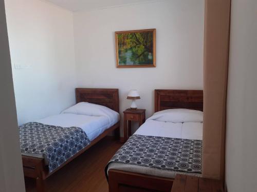 Room in Lodge - Valparaluz House, 2 People, Private Bathroom no1641 tesisinde bir odada yatak veya yataklar