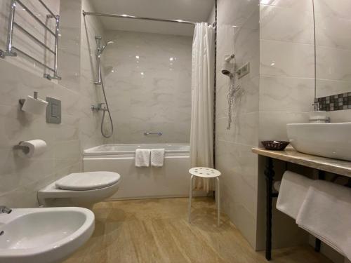 ヴォログダにあるAura Hotel & Spaのバスルーム(洗面台、トイレ、バスタブ付)