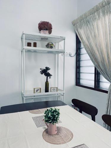 Кровать или кровати в номере Comfort Semi D House, 1 min to Town by Mr Homestay