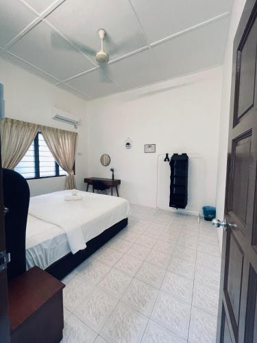 Кровать или кровати в номере Comfort Semi D House, 1 min to Town by Mr Homestay