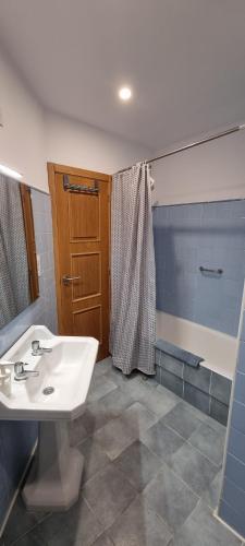 een badkamer met wastafel en douche bij MAGNÍFICO ÁTICO EN EL CENTRO DE DENIA in Denia