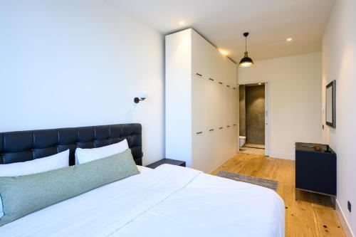 Ένα ή περισσότερα κρεβάτια σε δωμάτιο στο 12, Apartments, 4-6 Pers, Central, Stunning View, Near Supermarket & Public Transport