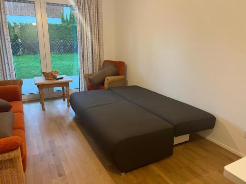 una stanza con un letto, un divano e un tavolo di Hubertus Terrace&Garden Apartment a Garmisch-Partenkirchen