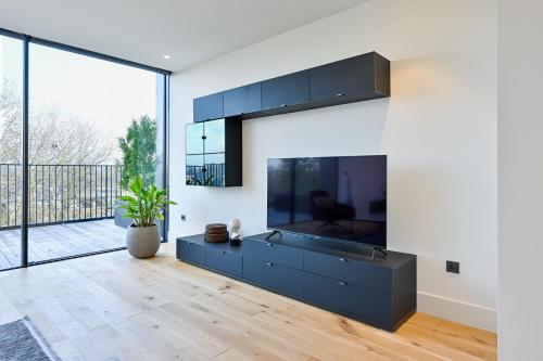 Μια τηλεόραση ή/και κέντρο ψυχαγωγίας στο 12, Apartments, 4-6 Pers, Central, Stunning View, Near Supermarket & Public Transport