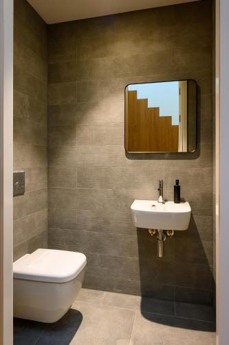 Ένα μπάνιο στο 12, Apartments, 4-6 Pers, Central, Stunning View, Near Supermarket & Public Transport