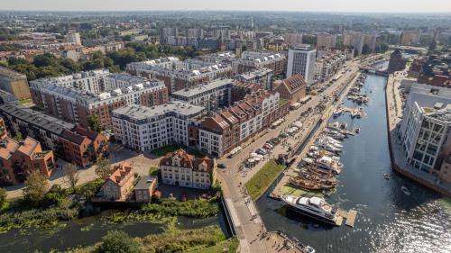 una vista aérea de una ciudad con río y edificios en Angielska Grobla Premium by Renters en Gdansk
