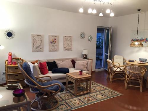 salon z kanapą i stołem w obiekcie Apartment Simo w mieście Herceg Novi