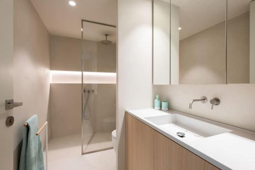 阿爾庫迪亞的住宿－MOREMAR - Una Casa Especial Junto al Mar，白色的浴室设有水槽和淋浴。