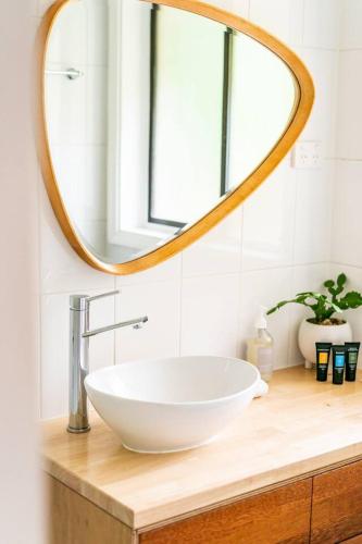 Ένα μπάνιο στο Woodlands Seaside - An Avoca Beach Retreat with Separate Studio
