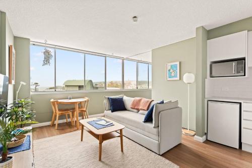 The Norfolk - A Bright Beachside Hideaway with Pool