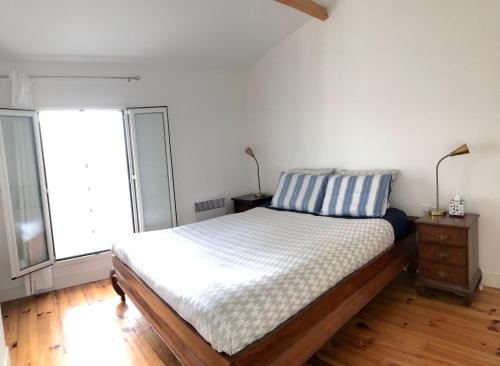 モンターニュにあるMirande Montagne-Saint Emilionのベッドルーム1室(ベッド1台、大きな窓付)