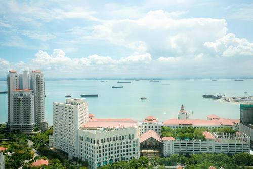 een uitzicht op het water in een stad met hoge gebouwen bij Jazz Service Suite Penang in Tanjong Tokong