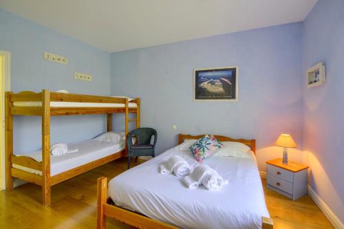 1 Schlafzimmer mit 2 Betten und 1 Etagenbett in der Unterkunft LA DEMEURE - Incroyable maison en bord de Dordogne in Saint-Loubès