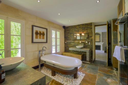 聖洛貝斯的住宿－LA DEMEURE - Incroyable maison en bord de Dordogne，带浴缸和盥洗盆的大浴室
