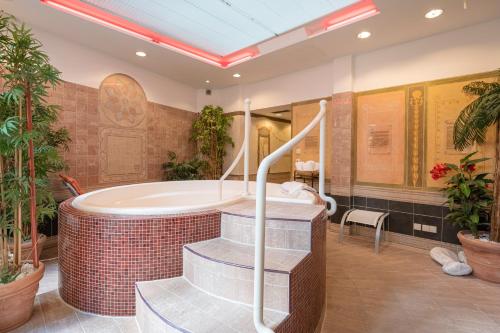 Koupelna v ubytování Hotel Neuwirt