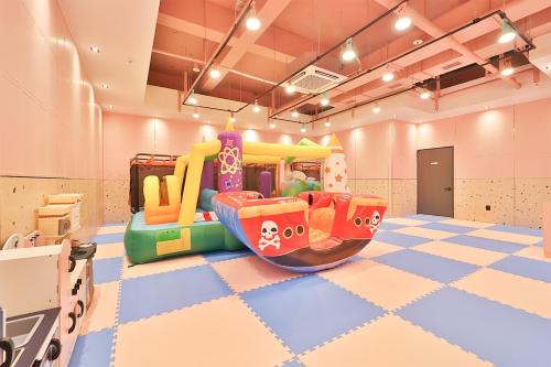 金海にあるJangyu Almond Kids Hotelの子供用プレイルーム(滑り台付)、遊び場