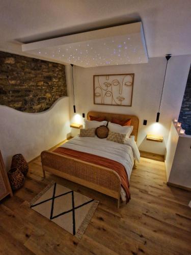 um quarto com uma cama grande e 2 luzes acesas em Damelys em Gourdinne