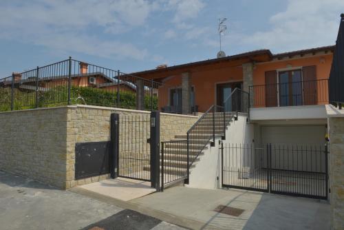 a house with a gate and a garage at Villa Artemia in Manerba del Garda