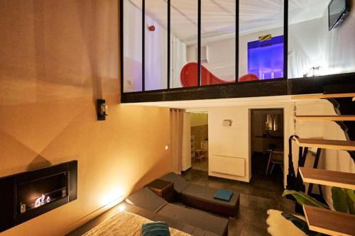 un salon avec un canapé et une cheminée dans l'établissement L'Eden d'Aphrodite, à Grenoble