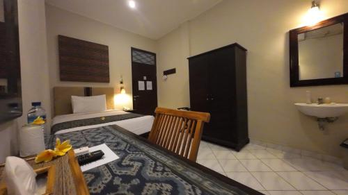 Pokój hotelowy z łóżkiem i umywalką w obiekcie Samawa Transit Hotel w mieście Sumbawa Besar