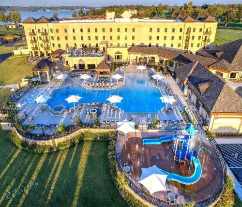 z góry widok na ośrodek z dużym basenem w obiekcie Shangri-La Resort w mieście Monkey Island